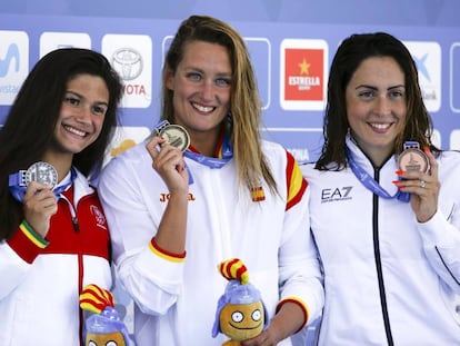 Catarina, ,Belmonte y Polieri, en el podio de 200 metros mariposa. 