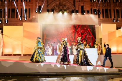 Los Reyes Magos suben al escenario, junto al alcalde de Madrid, José Luis Martínez-Almeida, frente al Ayuntamiento. 