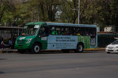 Un autobús con un mensaje de la campaña 'Hablemos de azúcar', en ciudad de México.