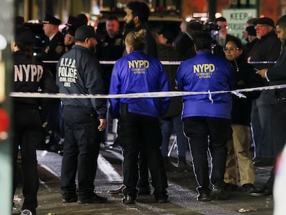 Oficiales de la policía de Nueva York a las afueras de la estación de metro Mount Eden Avenue, en el barrio del Bronx, tras el tiroteo del 12 de febrero de 2024.