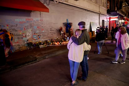 Un grupo de personas mira los mensajes escritos sobre un muro en homenaje a las víctimas del atropello masivo en Nueva Orleans.