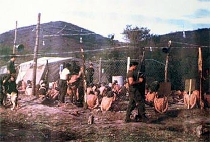 Militares argentinos reciben instrucción para torturar, en una imagen de 1986 en la guarnición de Córdoba, distribuida por el Ministerio de Defensa.