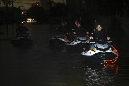 Policías patrullan el centro de Porto Alegre en motos de agua, el 12 de mayo.