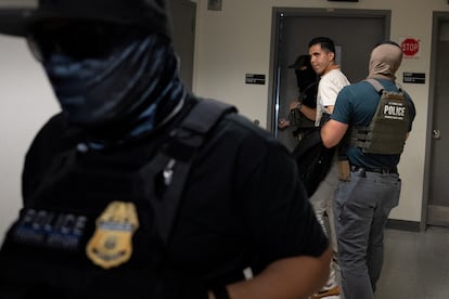 Agentes del ICE detienen a un migrante en una corte de inmigración en Manhattan, Nueva York