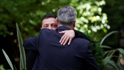 El presidente ucranio, Volodímir Zelenski, se abrazaba con el primer ministro británico, Keir Starmer, el pasado 14 de agosto en Londres.