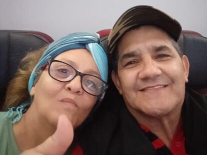 Lino Antonio Rojas and Yudith Pérez on the return flight from Istanbul to Havana.