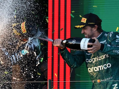 Fernando Alonso celebra el tercer puesto en el GP de Australia por detrás de Verstappen y Hamilton (con él en la imagen).