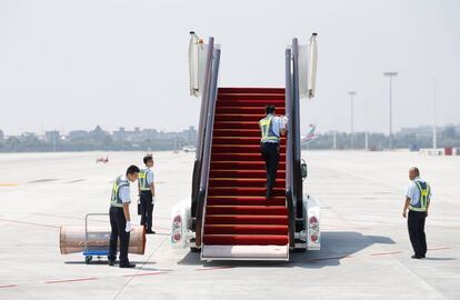 Personal de seguridad se prepara para la llegada de los lderes mundiales que acudirn al G20, en el aeropuerto internacional de Hangzhou Xiaoshan en China.