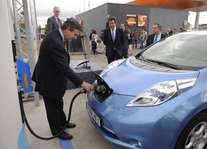 El consejero de Industria, Bernabé Unda, recarga ayer un coche eléctrico en el punto rápido de Vitoria