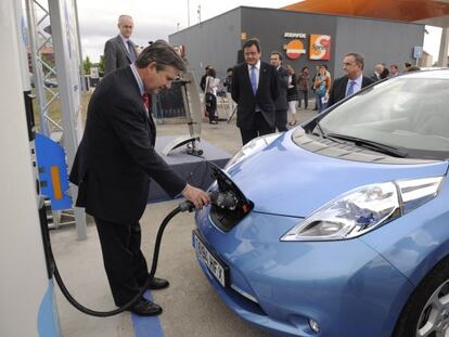 El consejero de Industria, Bernabé Unda, recarga ayer un coche eléctrico en el punto rápido de Vitoria