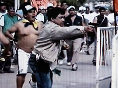 Un hombre apunta con una pistola en los choques entre peronistas ayer en San Vicente (Argentina).