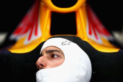 El piloto australiano de Fórmula 1 Daniel Ricciardo, de la escudería Red Bull, en el interior de su coche antes de los entrenamientos para el Gran Premio de Brasil en el circuito José Carlos Pace de Sao Paulo (Brasil).