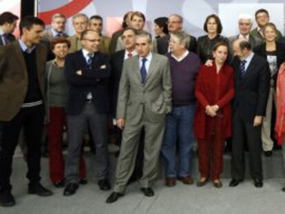 Alfredo P&eacute;rez Rubalcaba y miembros de la ejecutiva del PSOE, reunidos ayer con expertos que han colaborado en la redacci&oacute;n de la ponencia de la Conferencia Pol&iacute;tica.