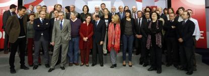Alfredo Pérez Rubalcaba y miembros de la ejecutiva del PSOE, reunidos ayer con expertos que han colaborado en la redacción de la ponencia de la Conferencia Política.