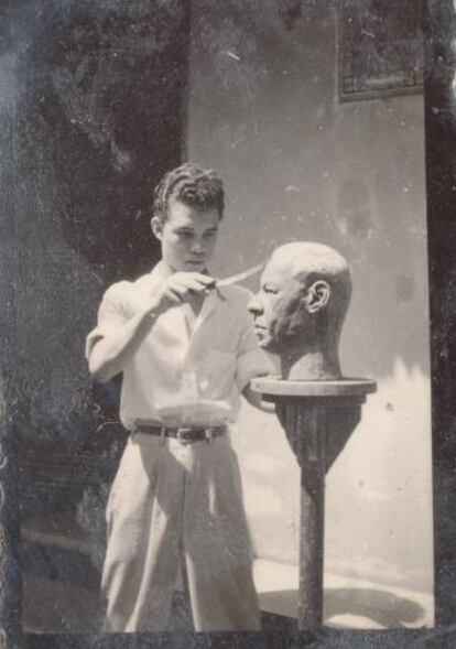 Tito Lombana en su juventud esculpiendo un busto.