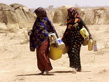 Dos mujeres caminan en busca de agua en Etiopía, durante la sequía que afectó a este país en 2000.