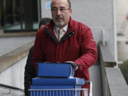 Un funcionario judicial, con documentos del caso Pokémon, el pasado enero.