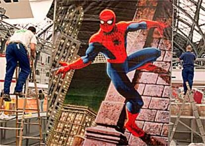 Spiderman, en la decoración de una de las casetas del salón, ayer durante los preparativos del mismo.