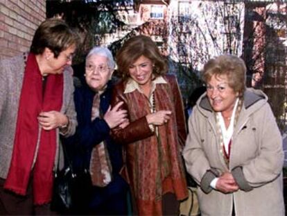 Ana Botella, ayer, durante su visita a Manresa (Barcelona), acompañada de dirigentes del PP.