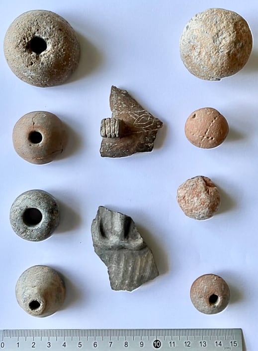 Fusayolas y pequeños trozos de cerámica vaccea hallados en El Viso.