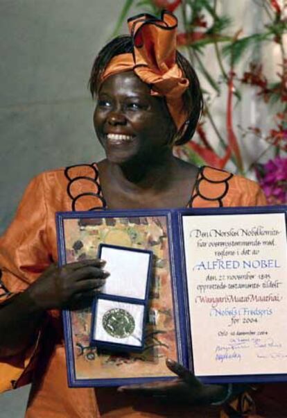 Wangari Maathai sujeta en sus manos el galardón tras la ceremonia de entrega en Oslo.