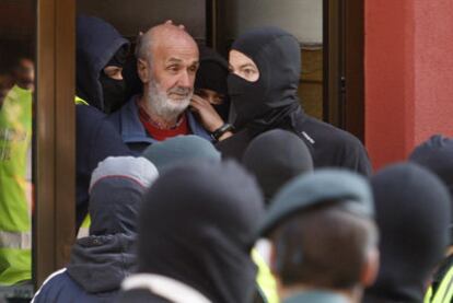 Juan María Jauregi, miembro de LAB, tras ser detenido en su domicilio de San Sebastián.