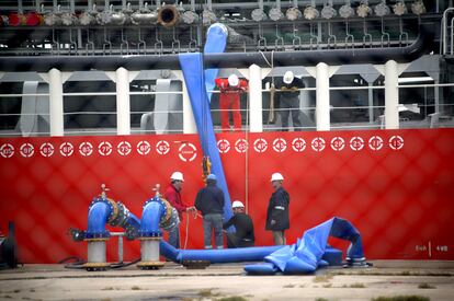Varios operarios cargaban cargando un buque de agua con destino a Barcelona, en el puerto de Tarragona, en mayo de 2008.