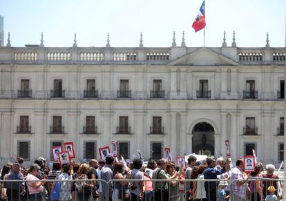 Familiares de desaparecidos chilenos exigen el fin de los beneficios penitenciarios a los condenados por violación de los derechos humanos durante la dictadura.