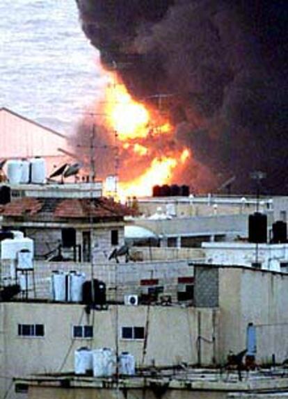Vista del incendio producido por el bombardeo de la residencia oficial de Arafat.
