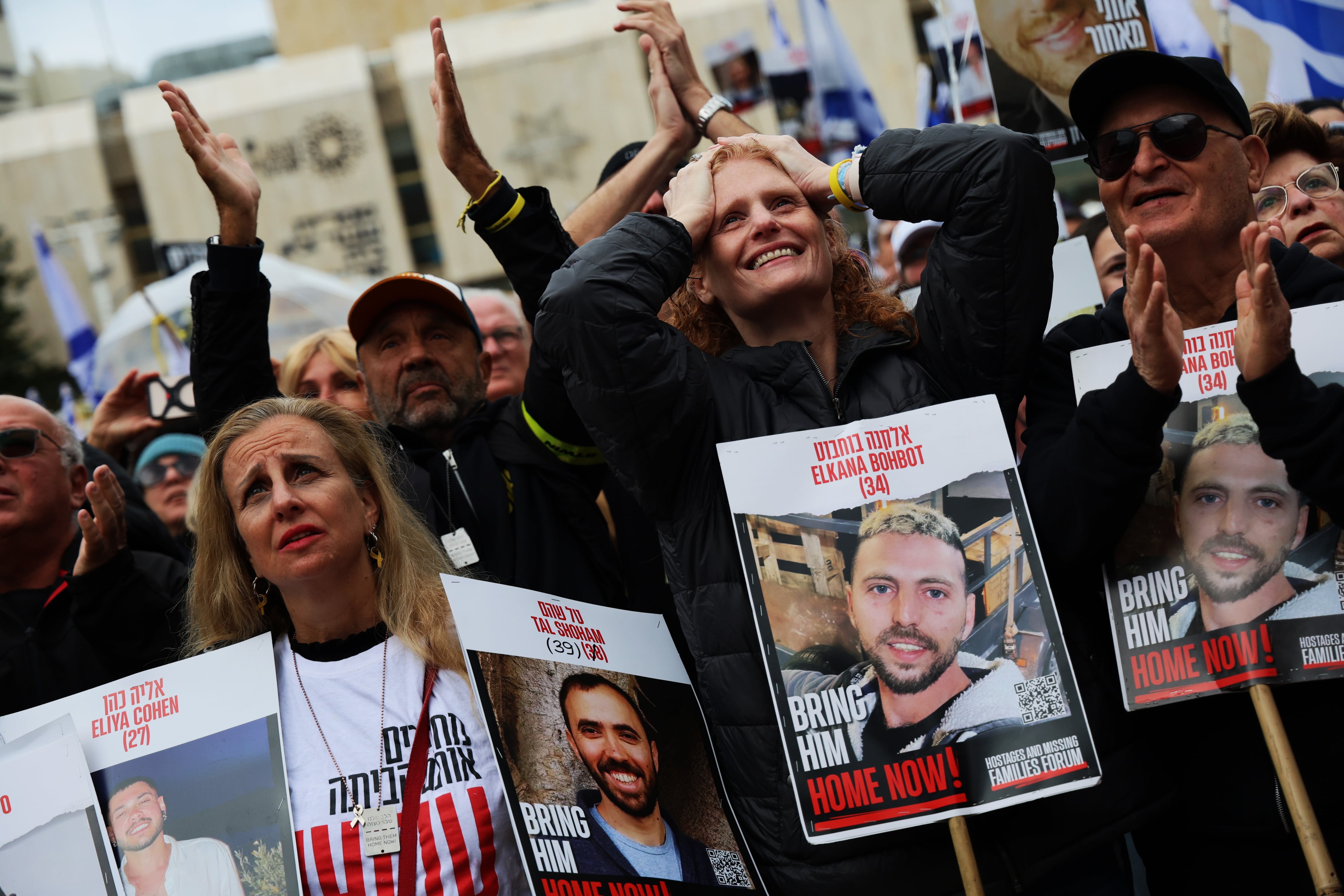 Cientos de israelíes aguardan en Tel Aviv la liberación de los rehenes de Gaza