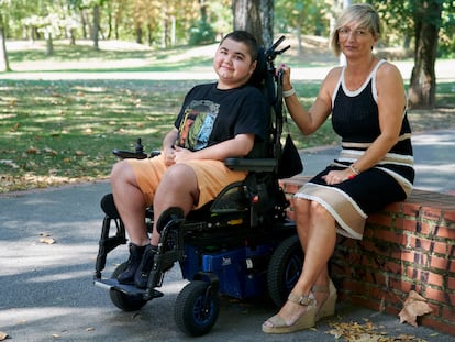 Jon Cordón, un chico de 18 años con distrofia de Duchenne, junto a su madre, Nuria Valverde, en un parque de Vitoria.