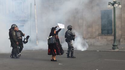 Una mujer reacciona sosteniendo un paño blanco frente al palacio de Gobierno, durante el intento de golpe de Estado en La Paz, (Bolivia)