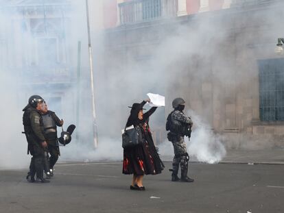 Una mujer reacciona sosteniendo un paño blanco frente al palacio de Gobierno, durante el intento de golpe de Estado en La Paz, (Bolivia)