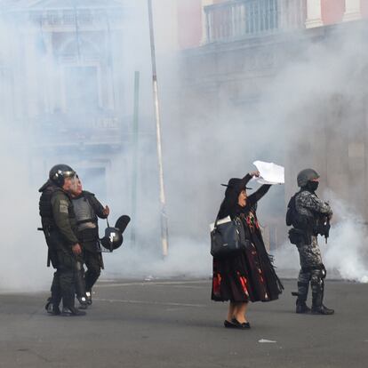 Una mujer reacciona sosteniendo un paño blanco frente al palacio de Gobierno, durante el intento de golpe de Estado en La Paz, (Bolivia)