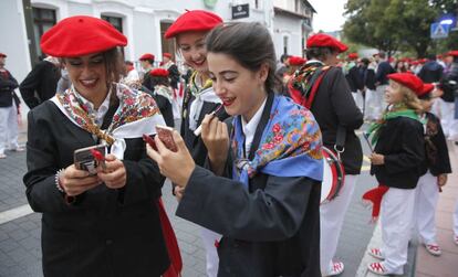 Las mujeres de preparan para el desfile