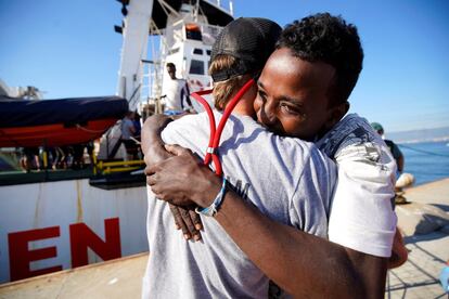 Un migrante rescatado saluda al jefe de la misión Riccardo Gatti al llegar al puerto de Algeciras.
