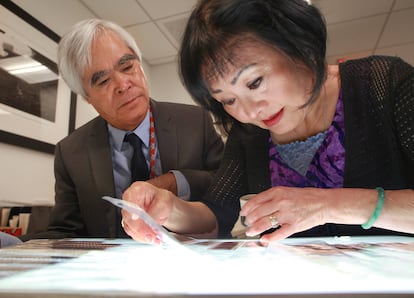 El fotgrafo Nick Ut junto a Kim Phuc, la mujer a quien fotografi cuando era ni?a y sufri el ataque de Trang Bang,  miran los negativos originales en el archivo de AP al cumplirse el 50 aniversario de aquel ataque.  