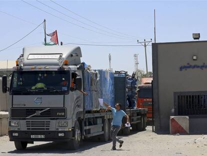 Camiones con mercancías, en la frontera de Kerem Shalom de la franja de Gaza.