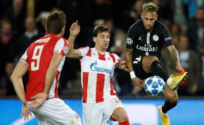 Neymar y Stojkovic disputan un balón durante el PSG-Estrella Roja de la Liga de Campeones del pasado 3 de octubre.
