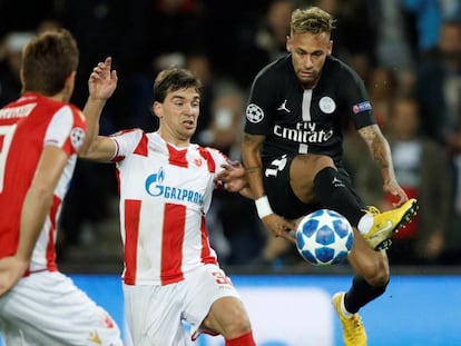 Neymar y Stojkovic disputan un balón durante el PSG-Estrella Roja de la Liga de Campeones del pasado 3 de octubre.