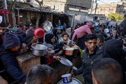 Grupos de palestinos recogían el sábado en Rafah, al sur de la Franja, alimentos donados por un grupo caritativo antes de romper el ayuno de Ramadán .