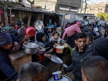 Grupos de palestinos recogían el sábado en Rafah, al sur de la Franja, alimentos donados por un grupo caritativo antes de romper el ayuno de Ramadán .