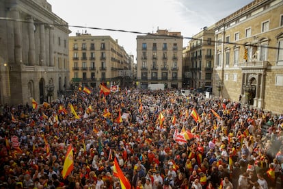 Vista general de la concentración en la plaza Sant Jaume de Barcelona contra la ley de amnistía. 