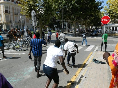 Els Mossos d'Esquadra han llançat salves (trets sense munició) i han utilitzat les llançadores prop de la plaça de Sant Jordi, a Salou, on ha tingut lloc la mort del senegalès.