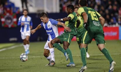 Carrillo protege el balón ante Pape Diop.