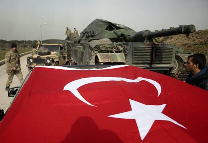 Militares del Ejército turco preparan sus tanques y blindados en las cercanías de la frontera con Siria.