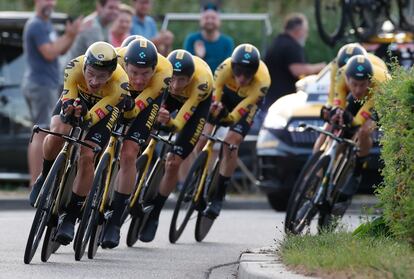 El equipo Jumbo-Visma, este viernes, durante la primera etapa de La Vuelta 2022. El neerlandés, Robert Gesink, ha estrenado el maillot rojo tras el triunfo del Jumbo Visma en la contrarreloj por equipos.
