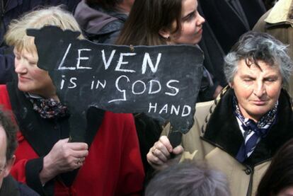 Dos manifestantes antieutanasia muestran un cartel que dice "la vida está en manos de Dios" en una marcha celebrada en Holanda.