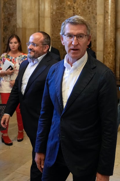 El líder del PP, Alberto Núñez Feijóo (d) y el líder de los populares catalanes, Alberto Fernández (i) en el Parlament, el pasado día 8 de julio.