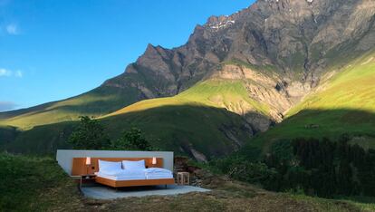 Null Stern (Suiza)

Su nombre significa: ninguna estrella. Aunque desde esta cama situada en medio de los Alpes suizos las verás todas. Dormirás a 1.970 metros de altura en el valle de Safien, en las montañas de los Grisones. Por la mañana un camarero te servirá el desayuno en la cama. ¿La única desventaja? El baño está a 10 minutos andando.

 